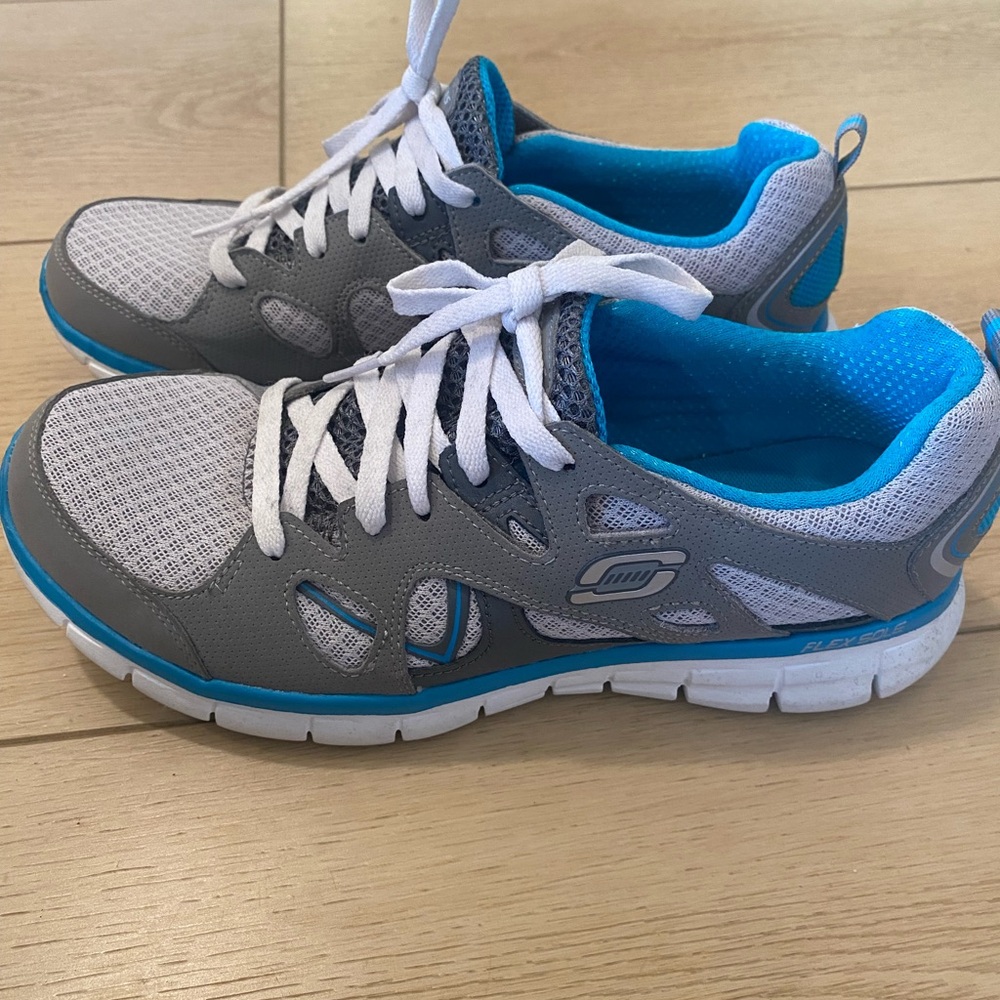Skechers Women's Flex Appeal Walking and Training Sneakers, size 7.5.
